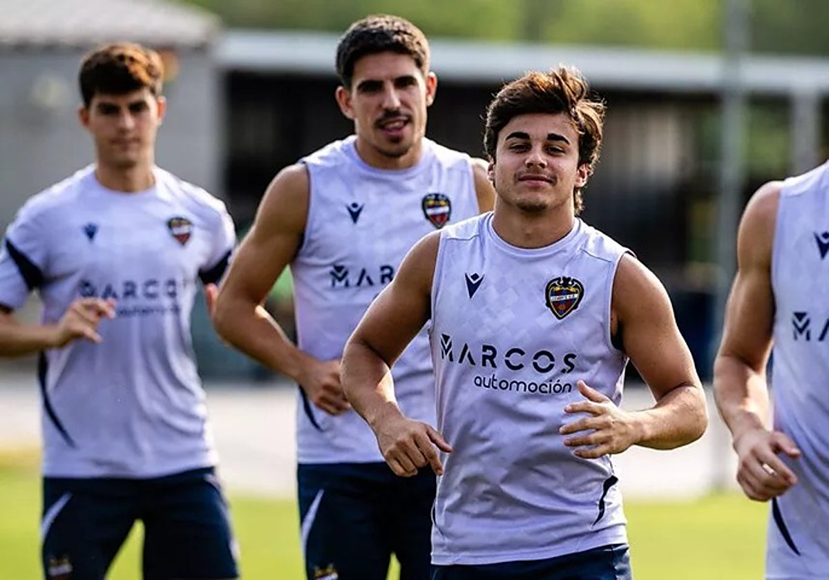 Carlos Álvarez, en un entrenamiento con el Levante.