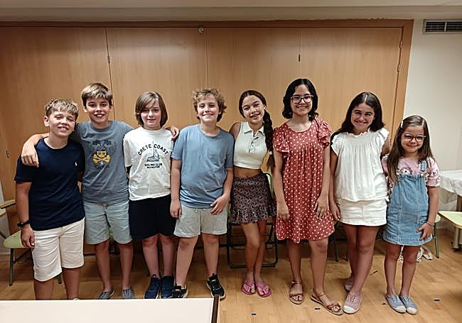 Los 'chicos del coro'. Dani, Teo, Andrés, Edu, Sandra, Marina, Inés y Mya, en la Escuela de Música Aurora.