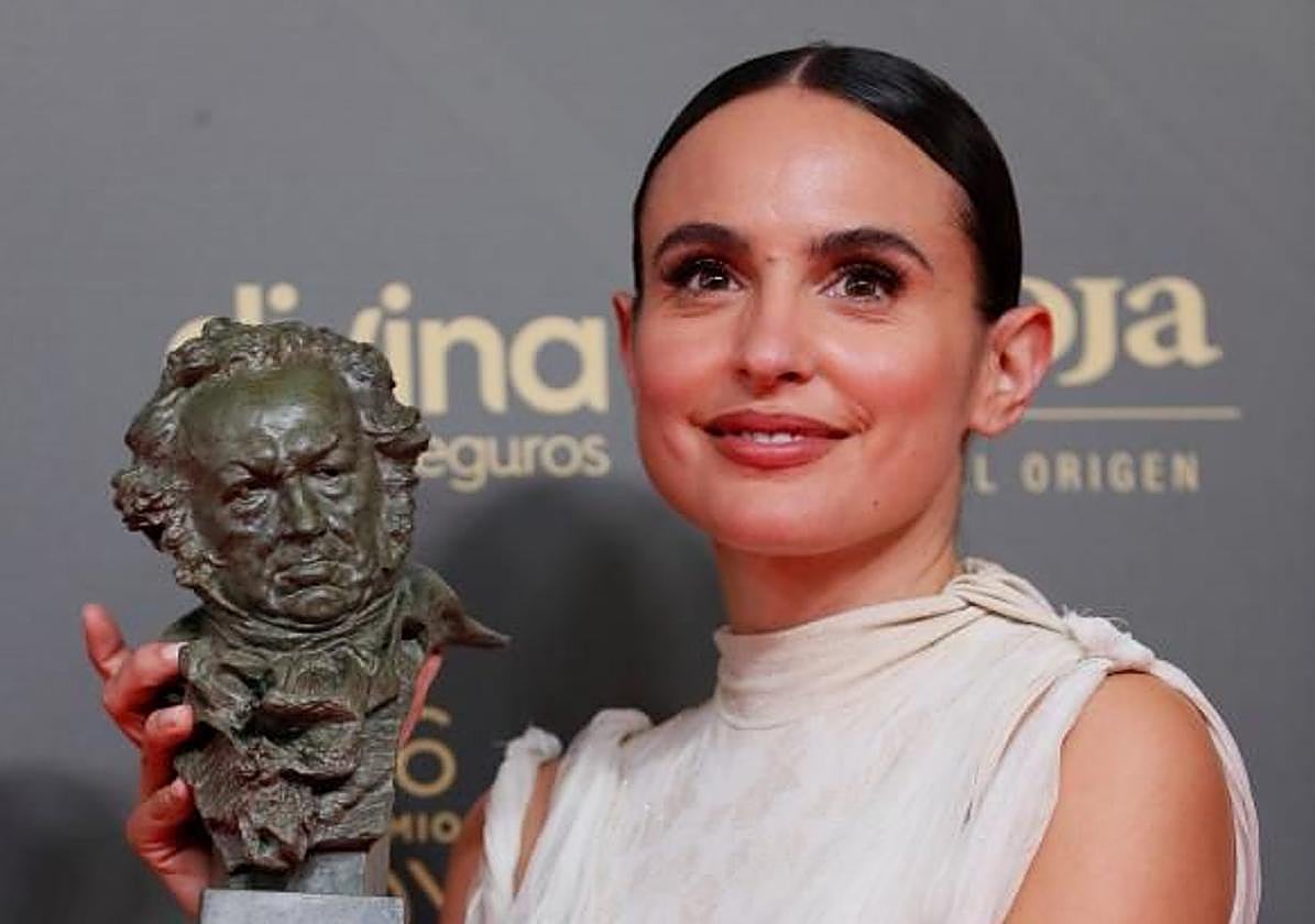 La actriz y directora Verónica Echegui posa con el Goya al «Mejor corto de ficción» por su trabajo «Totem Loba» durante la gala de la 36 edición de los Premios Goya