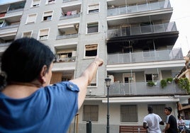 Una vecina señala los daños que causó el incendio en dos viviendas.