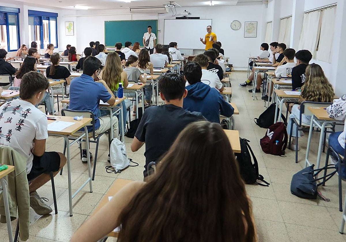 Alumnos durante un examen en un instituto, en una imagen de archivo.