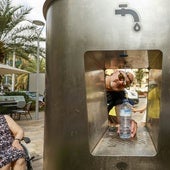 Un ciudadano utilizando la fuente de agua refrigerada