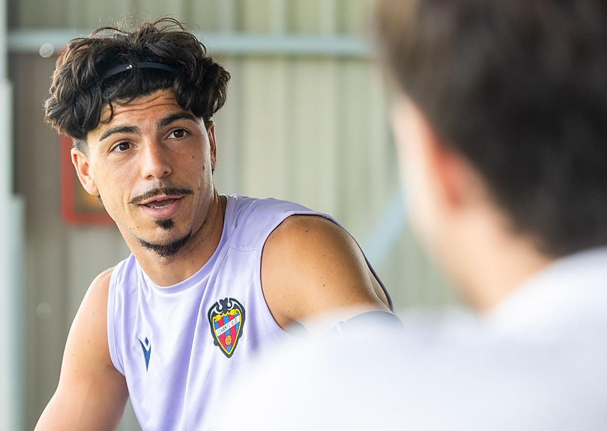 Imagen secundaria 1 - Pablo Campos, durante la entrevista con LAS PROVINCIAS.