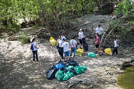 Voluntarios durante una actividad anterior programada por la organización.