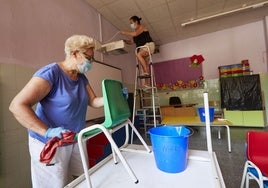 Dos mujeres trabajando en un colegio de Valencia.