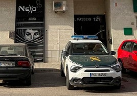 El edificio de Ribarroja donde residía el subinspector de la Policía hallado muerto.