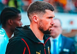 Mathew Ryan, con el Lens en su etapa más reciente en la Ligue 1.