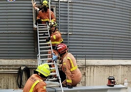 Rescatan a un trabajador herido en el interior de un depósito de arroz en Sueca