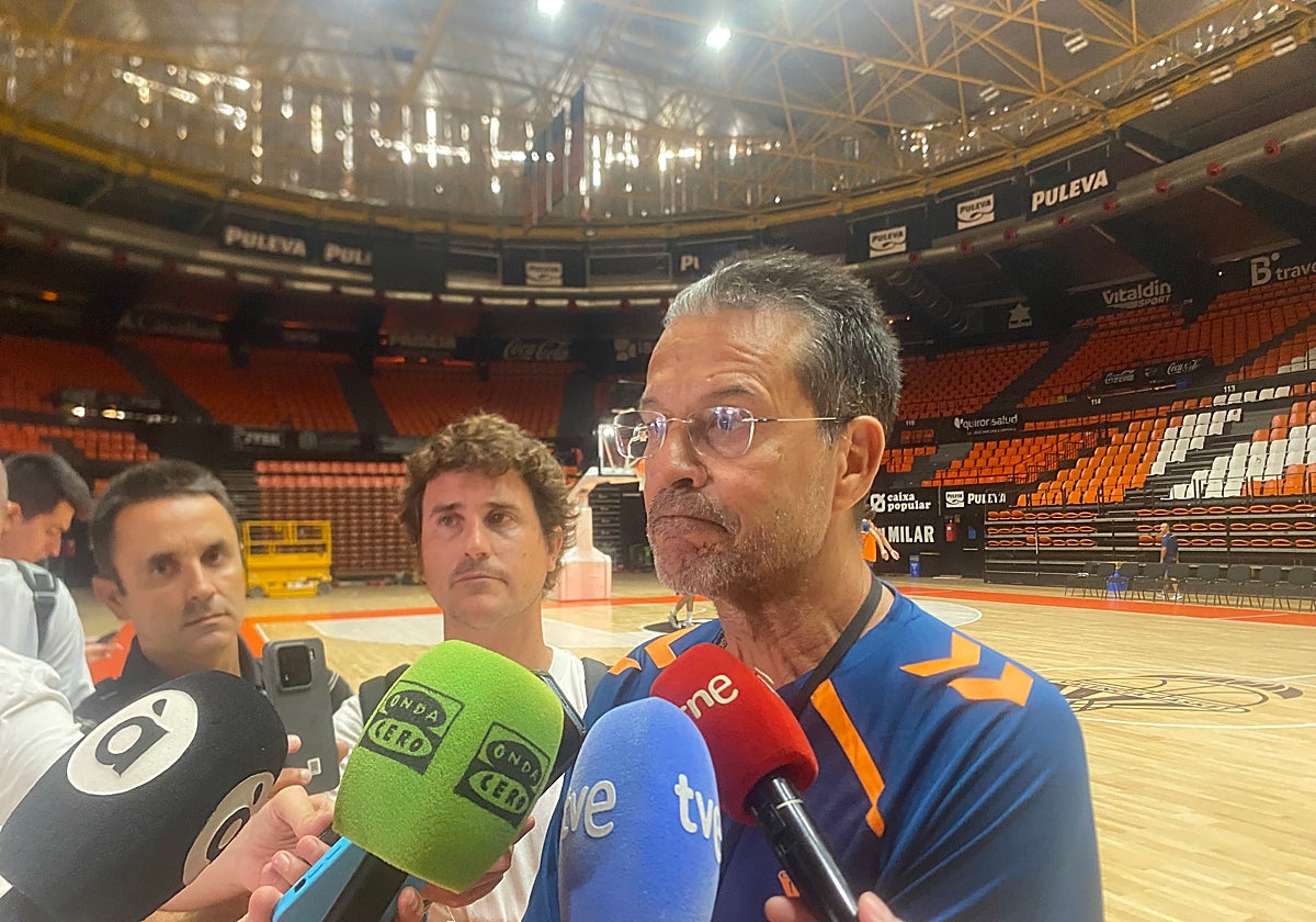 Pedro Martínez atiende a los medios de comunicación