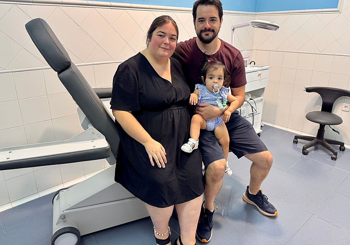 Unai y Alba junto a su hija Abril.