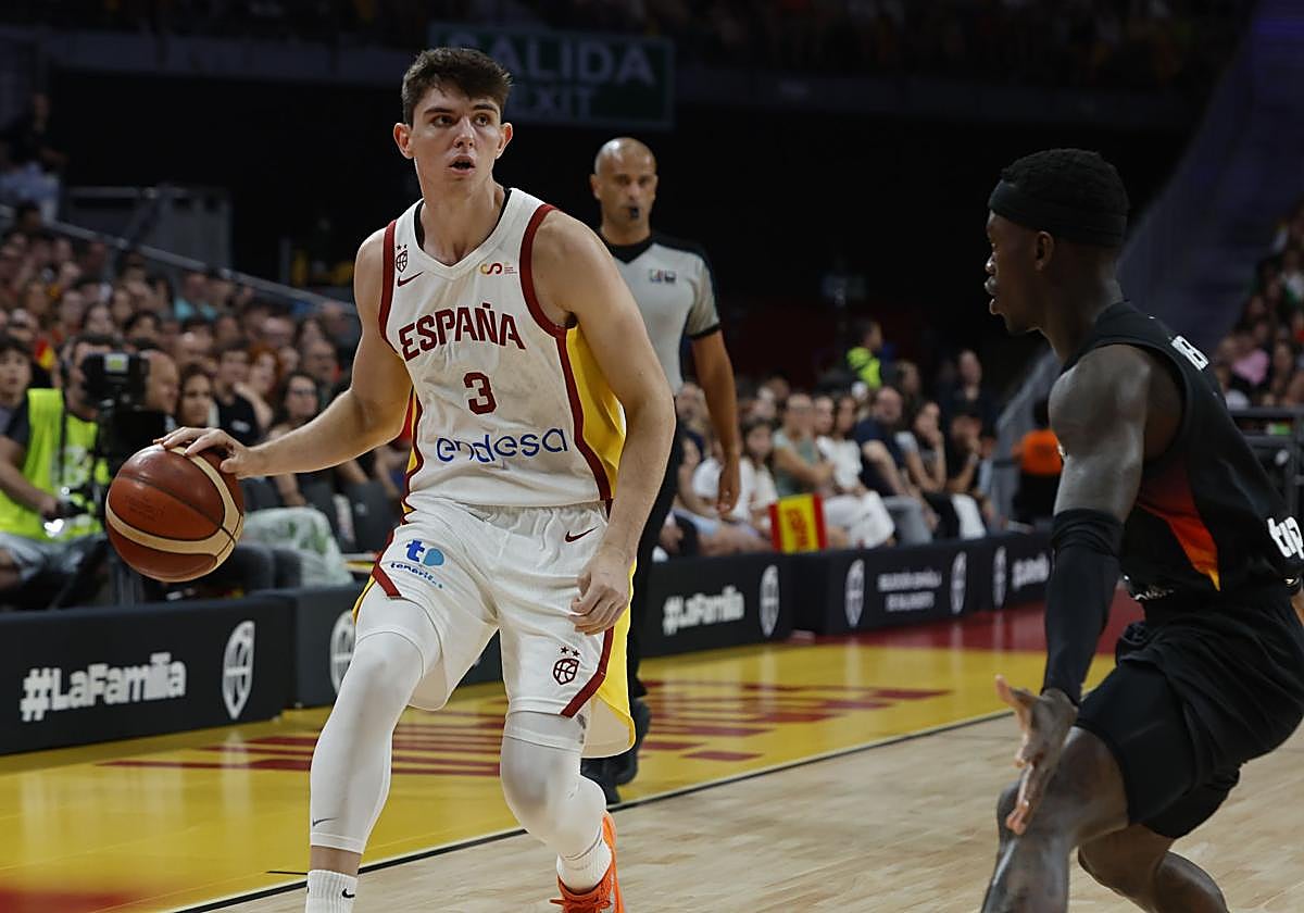 Sergio de Larrea se juega un balón ante Dennis Schroder.