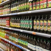 Botellas de aceite en un supermercado.