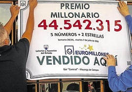 Una mujer rellena un boleto de Euromillones en un despacho de lotería.