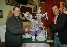 Manolo y Ramón, con la falla que les dedicó Valencia.