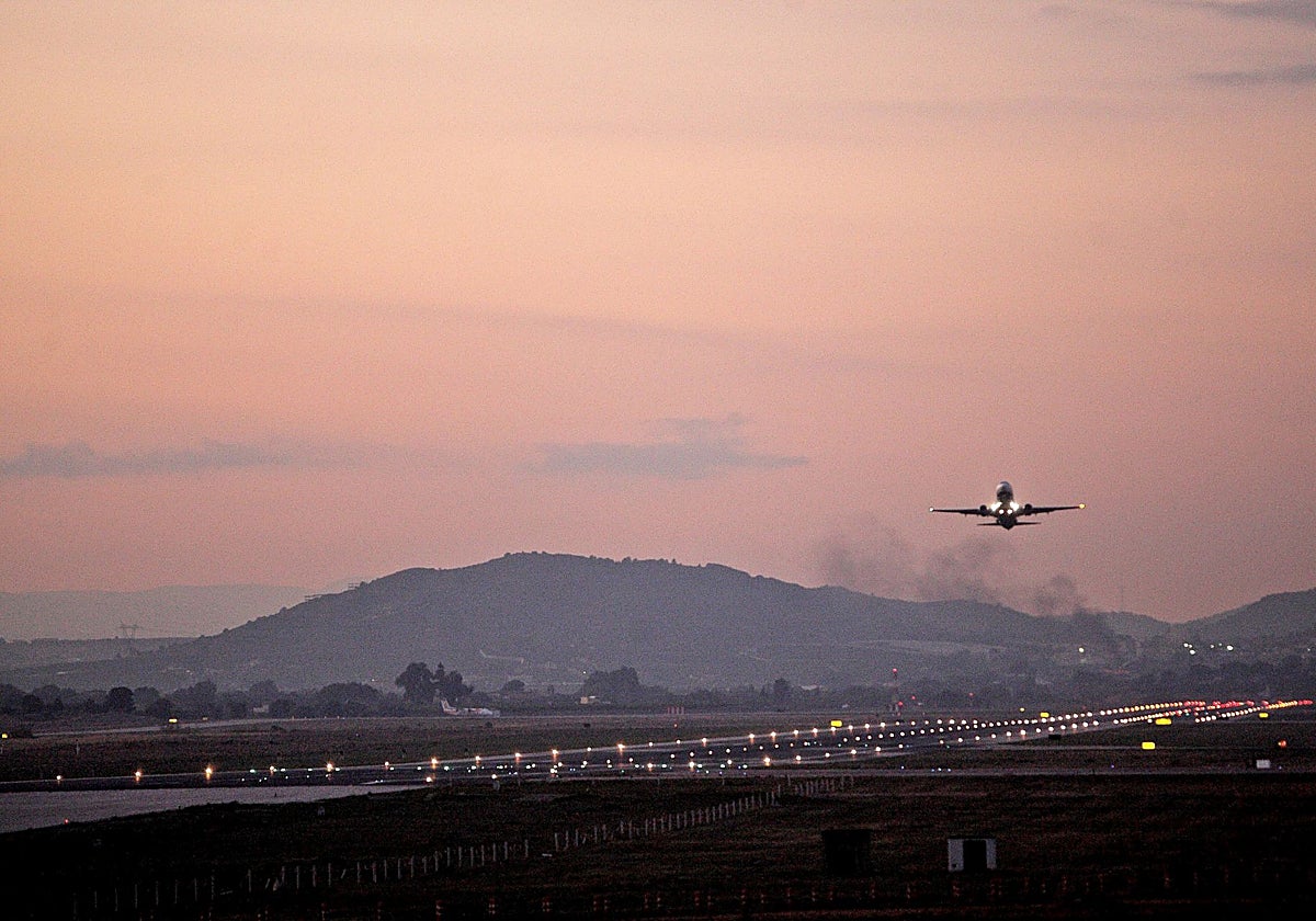 Un avión despega desde el aeropuerto de Manises.