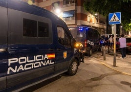 Una patrulla de la Policía Nacional en la calle donde se ha producido el tiroteo.