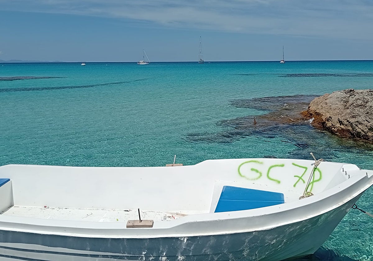 Una patera intervenida por la Guardia Civil.