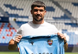 Mathew Ryan posando con su nueva camiseta.