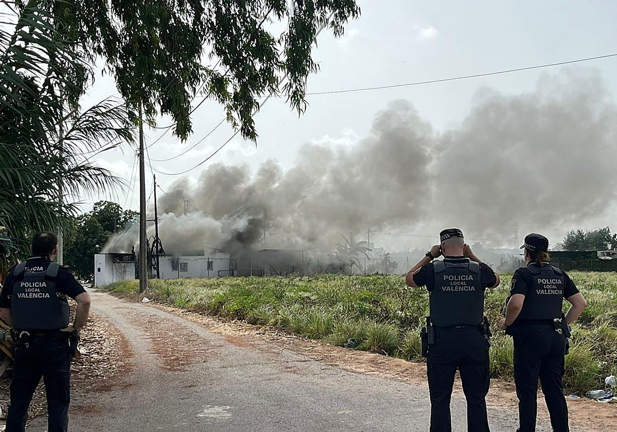 FOTOS | Incendio de una alquería en Carpesa