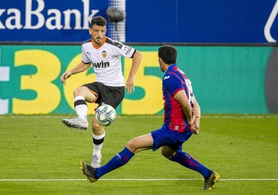 Florenzi controlando el balón frente a Cote.