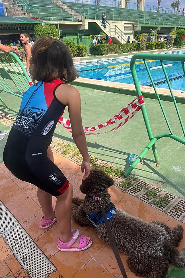 Beatriz junto a su perro Happy en el Centro Deportivo de Moncada