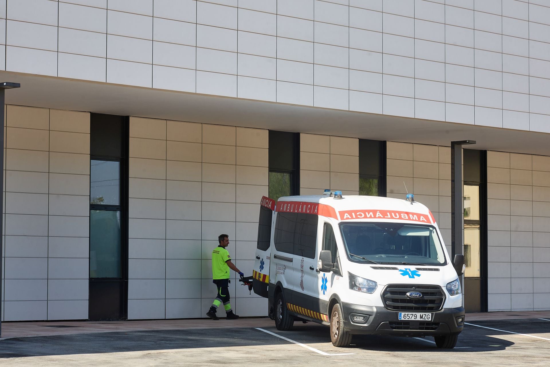 Fotos | El cierre del Doctor Moliner culmina con el traslado de los últimos quince pacientes