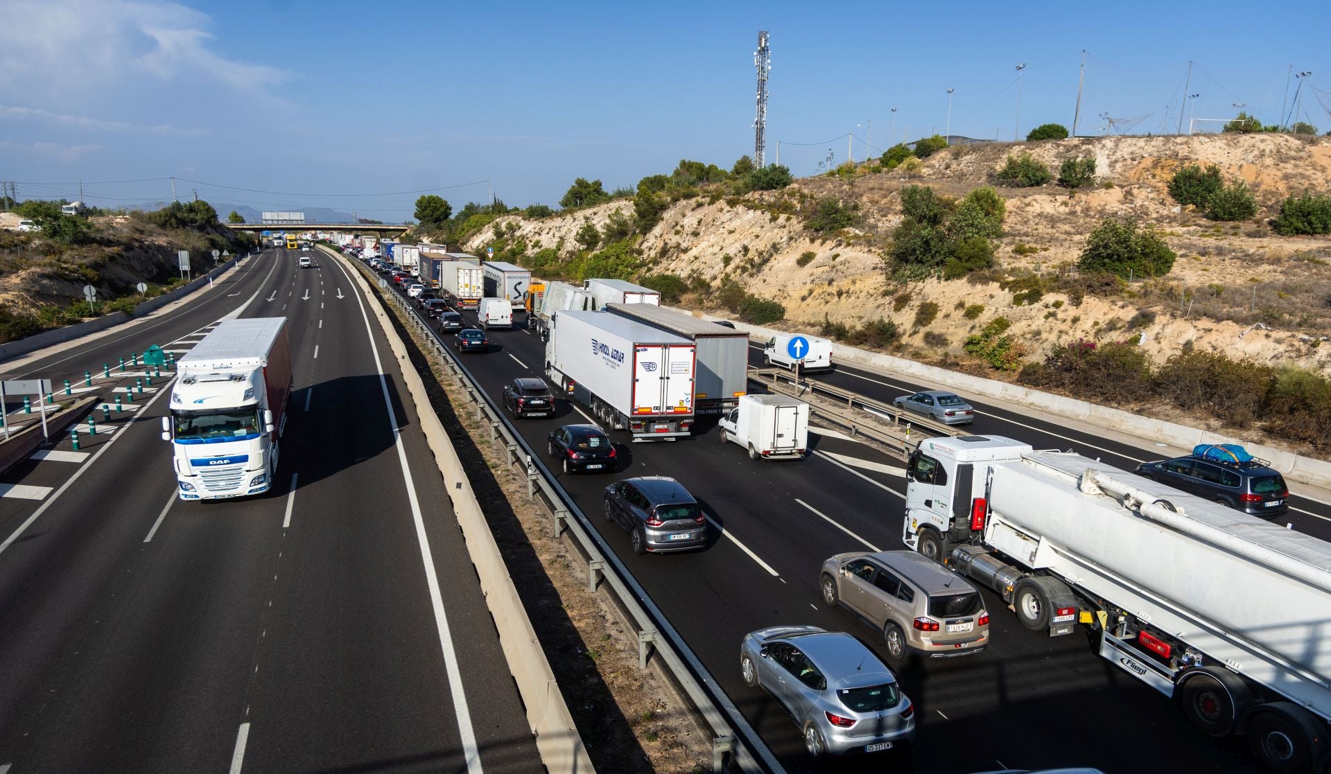 Ocho heridos en un accidente múltiple en la A-7 entre diez vehículos y un camión