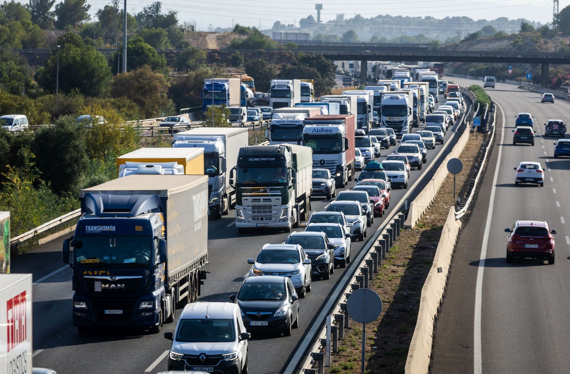 Ocho heridos en un accidente múltiple en la A-7 entre diez vehículos y un camión