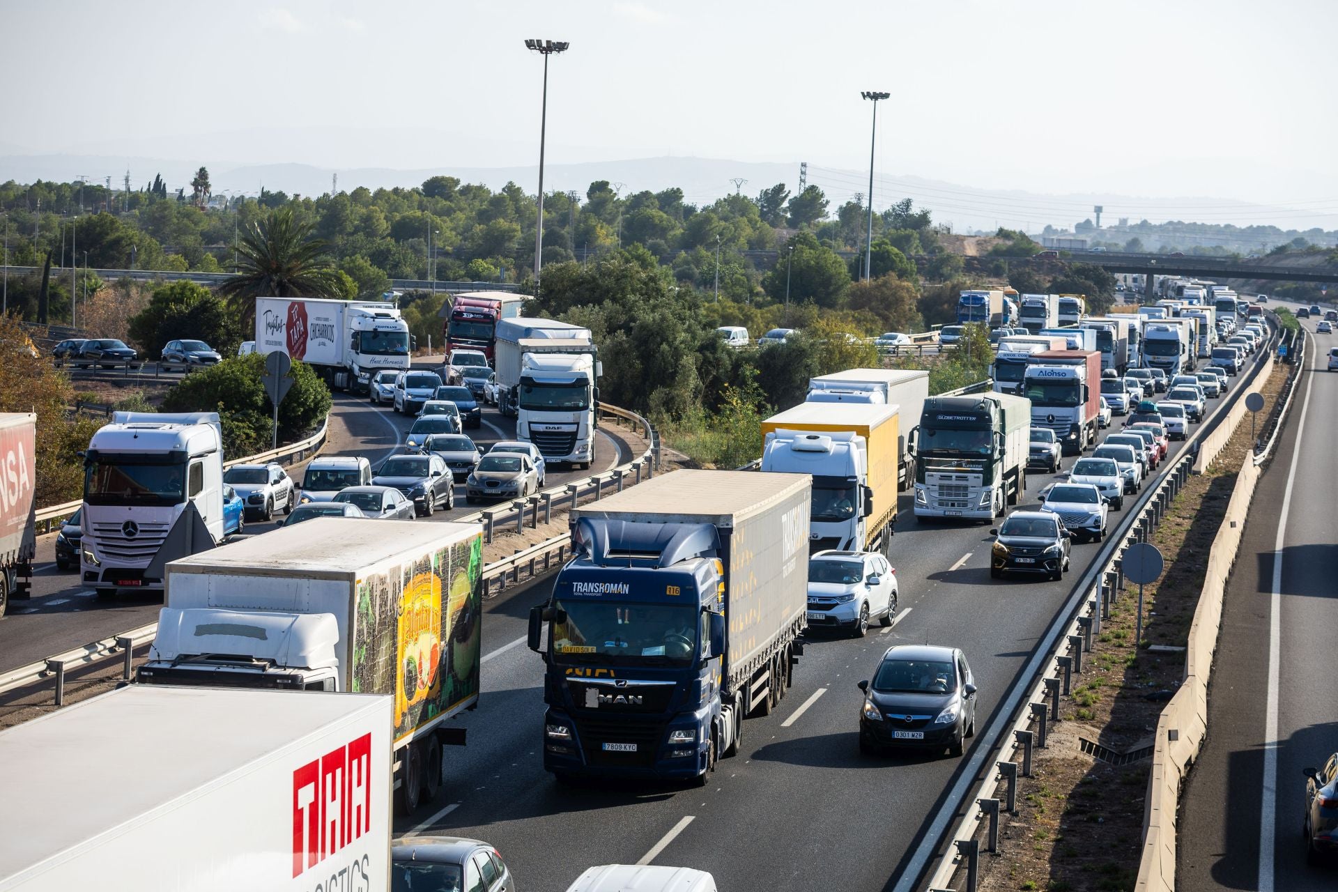 Ocho heridos en un accidente múltiple en la A-7 entre diez vehículos y un camión