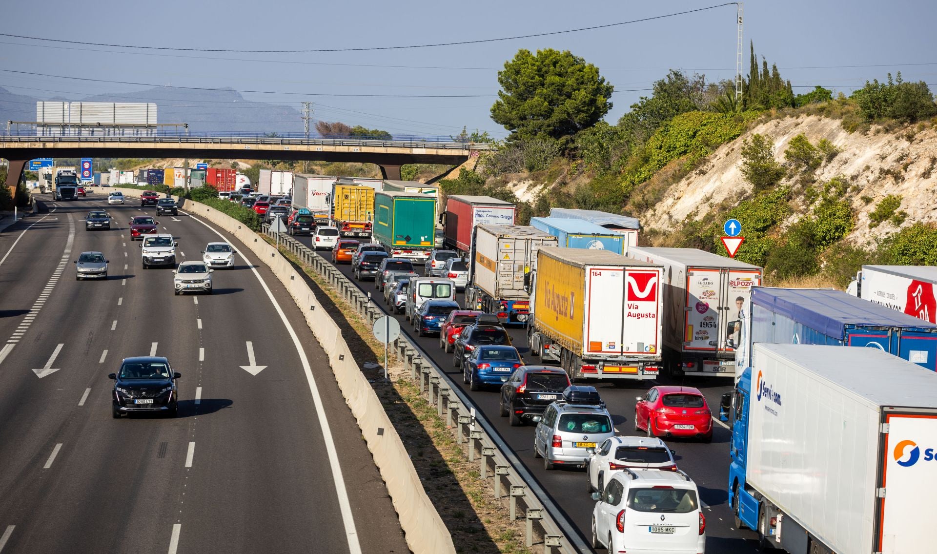 Ocho heridos en un accidente múltiple en la A-7 entre diez vehículos y un camión