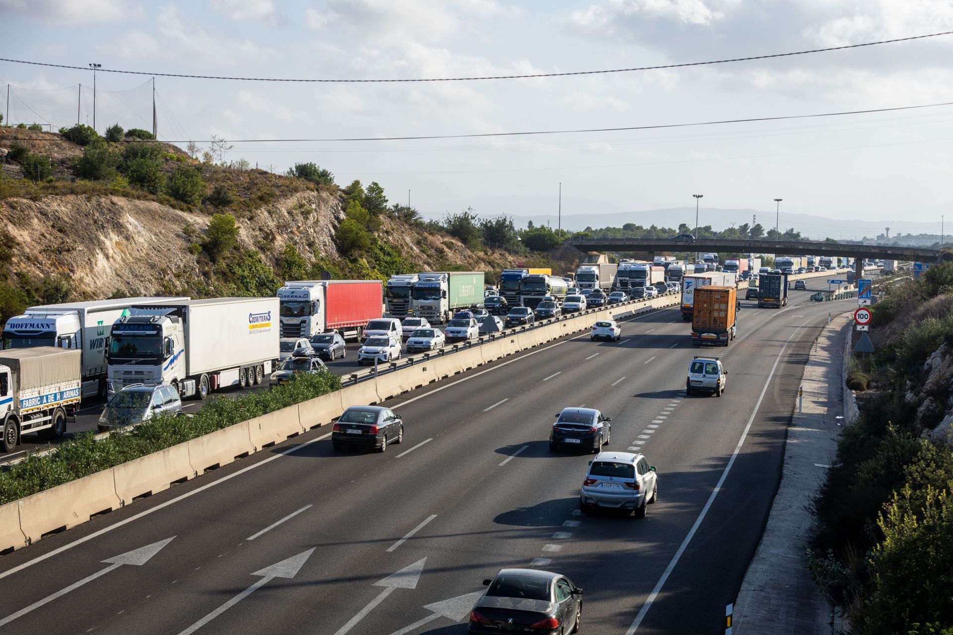 Ocho heridos en un accidente múltiple en la A-7 entre diez vehículos y un camión