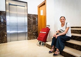 Ana Sanz en el rellano de su edificio.