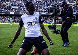 Mouctar Diakhaby celebra un gol en Mestalla