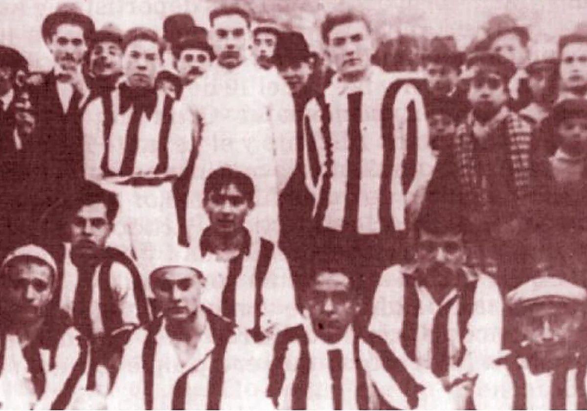 José Balleter, de pie a la derecha