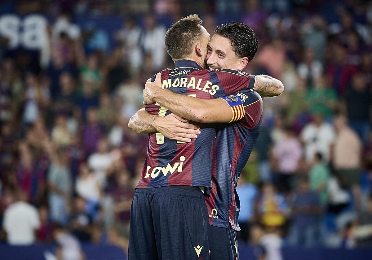 José Morales y Pablo Martínez celebran en el césped del Ciutat de València