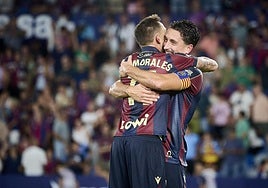 José Morales y Pablo Martínez celebran en el césped del Ciutat de València