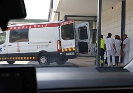 Uno de los pacientes a su llegada al Hospital de Mislata.