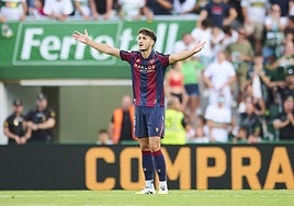 Unai Elgezabal, contrariado tras encajar un gol del Elche.