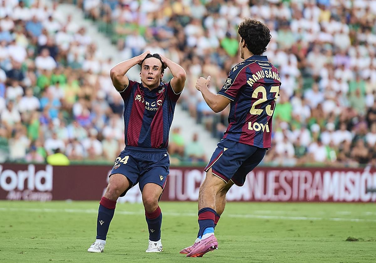 Carlos Álvarez, llevándose las manos a la cabeza, junto a Manu Sánchez.