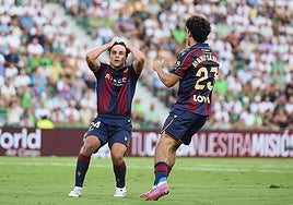 Carlos Álvarez, llevándose las manos a la cabeza, junto a Manu Sánchez.