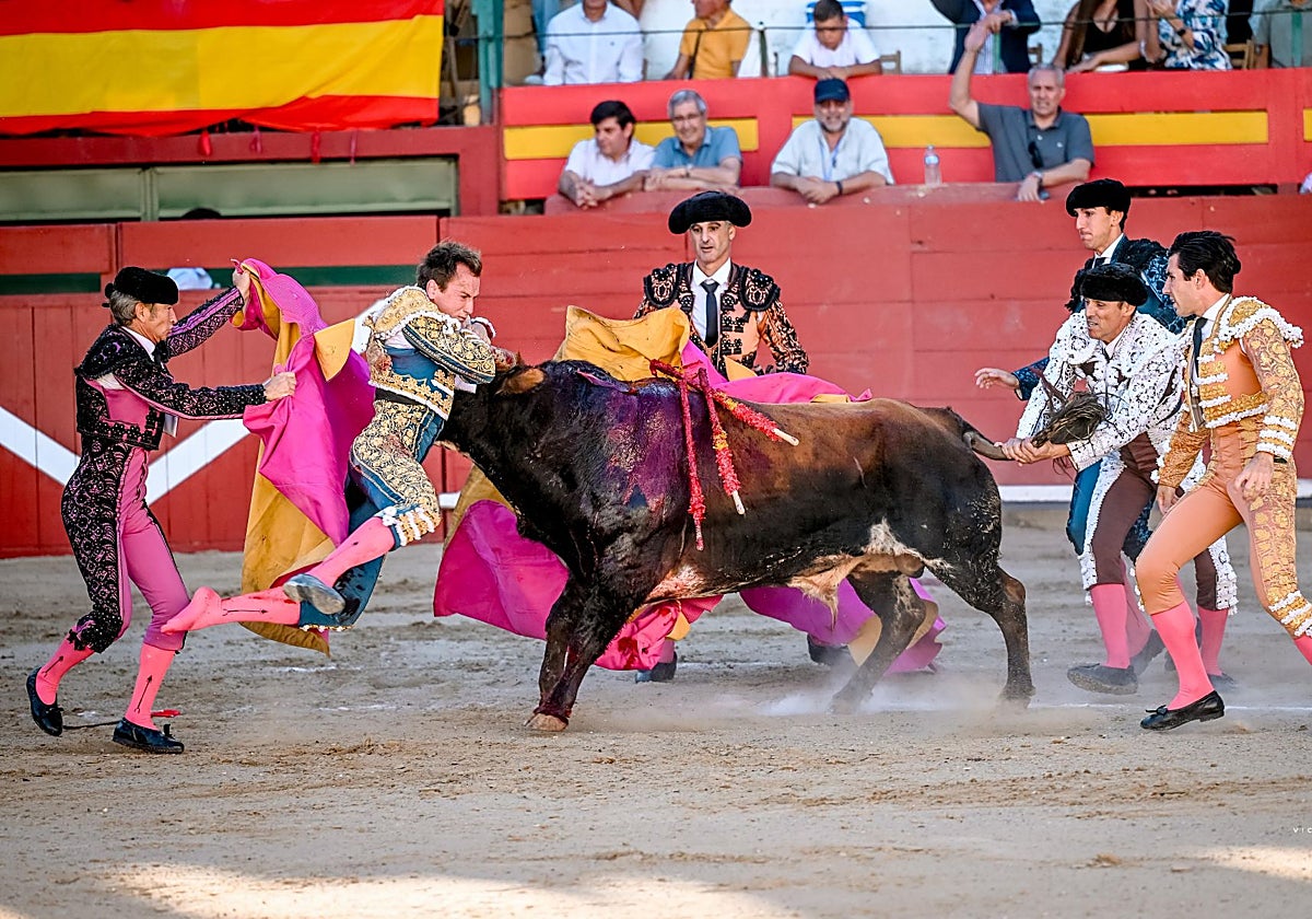Román enganchado por el asta del toro es volteado en Requena.