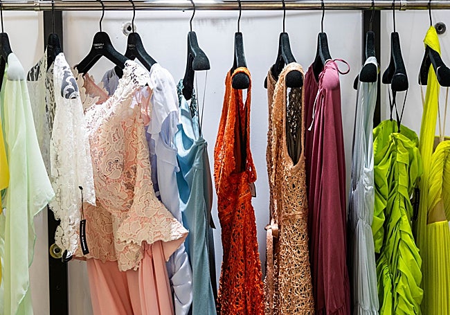 Vestidos colgados en una percha de Hollywood.