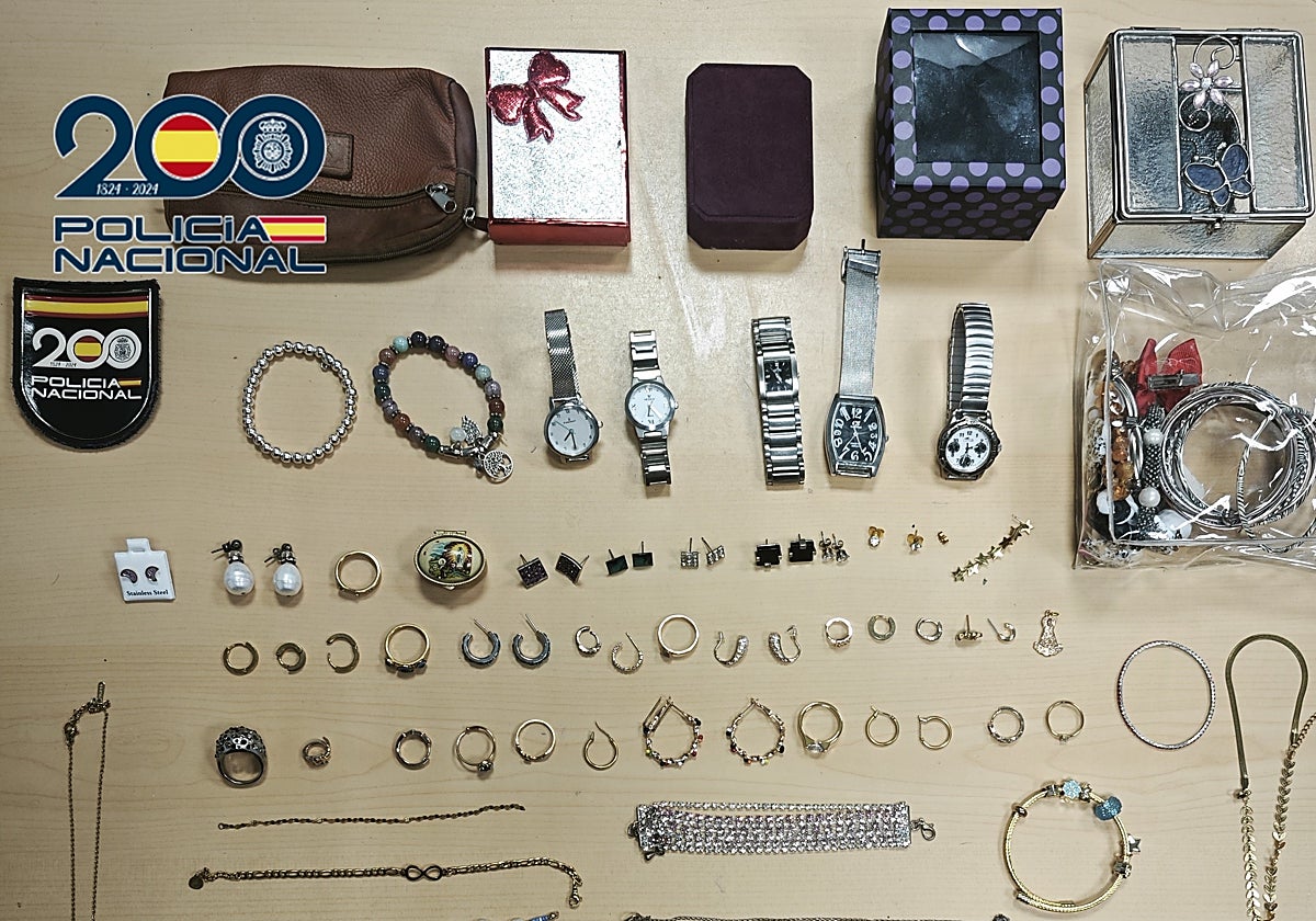 Las joyas que recuperó la Policía tras detener al ladrón.