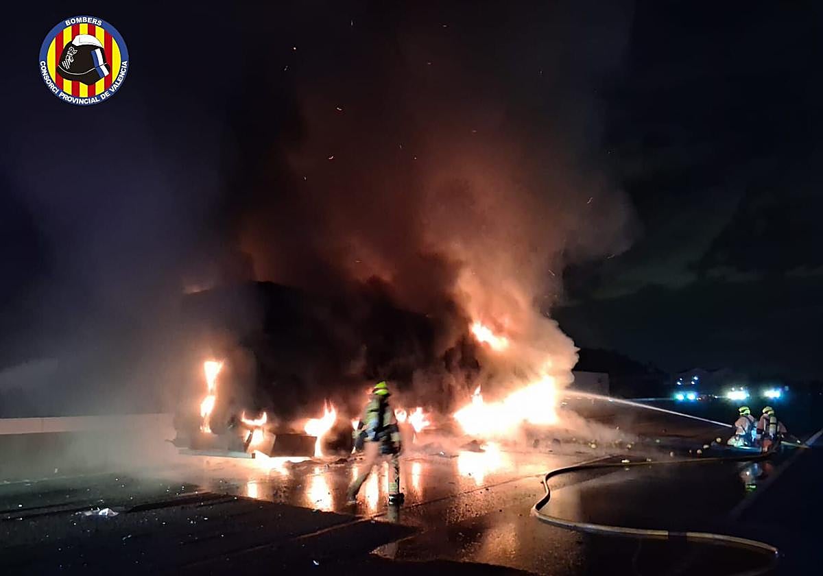 FOTOS | Accidente en la A-7 en Sagunto entre tres camiones, uno de ellos de bomberos