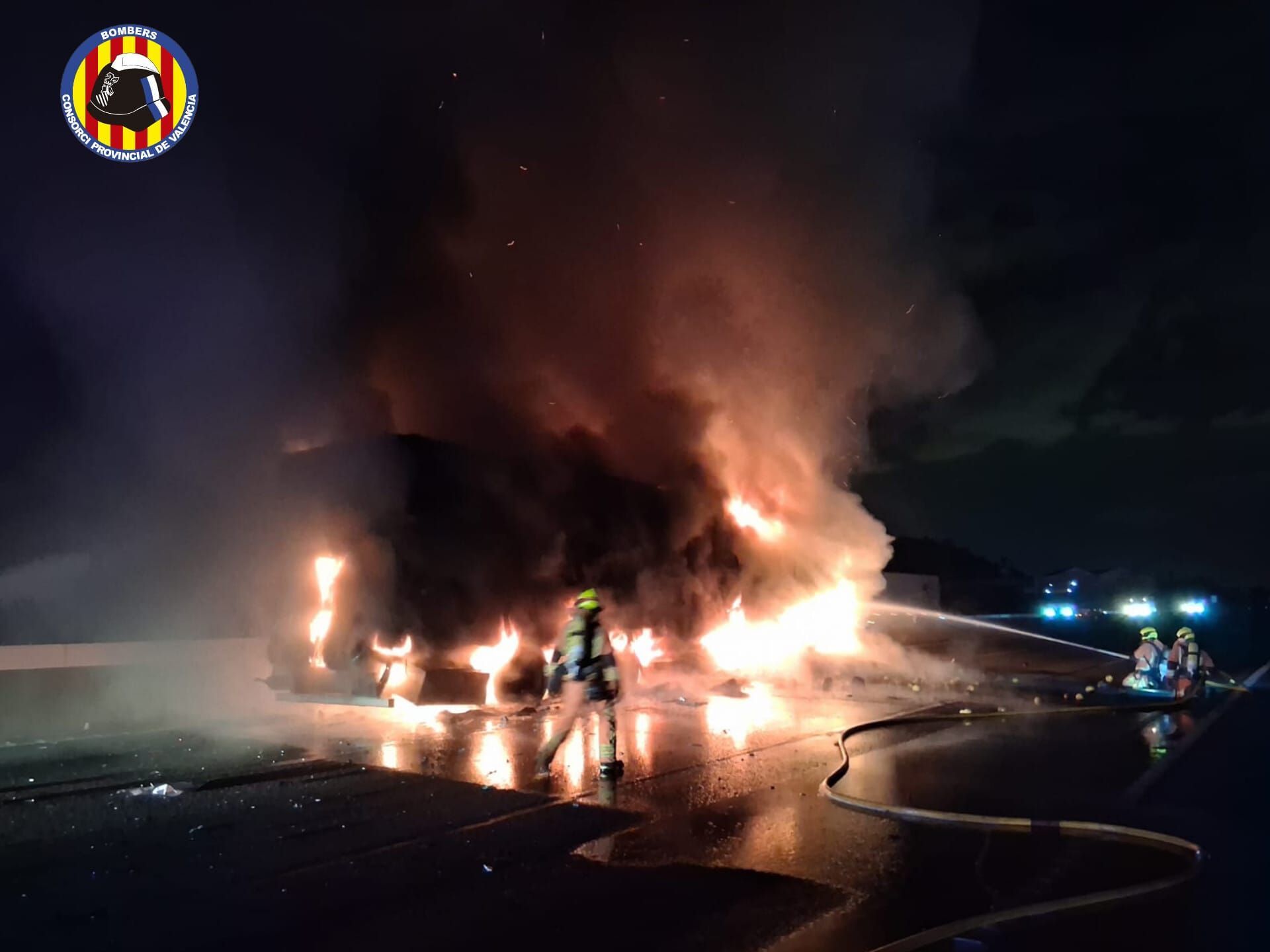 FOTOS | Accidente en la A-7 en Sagunto entre tres camiones, uno de ellos de bomberos