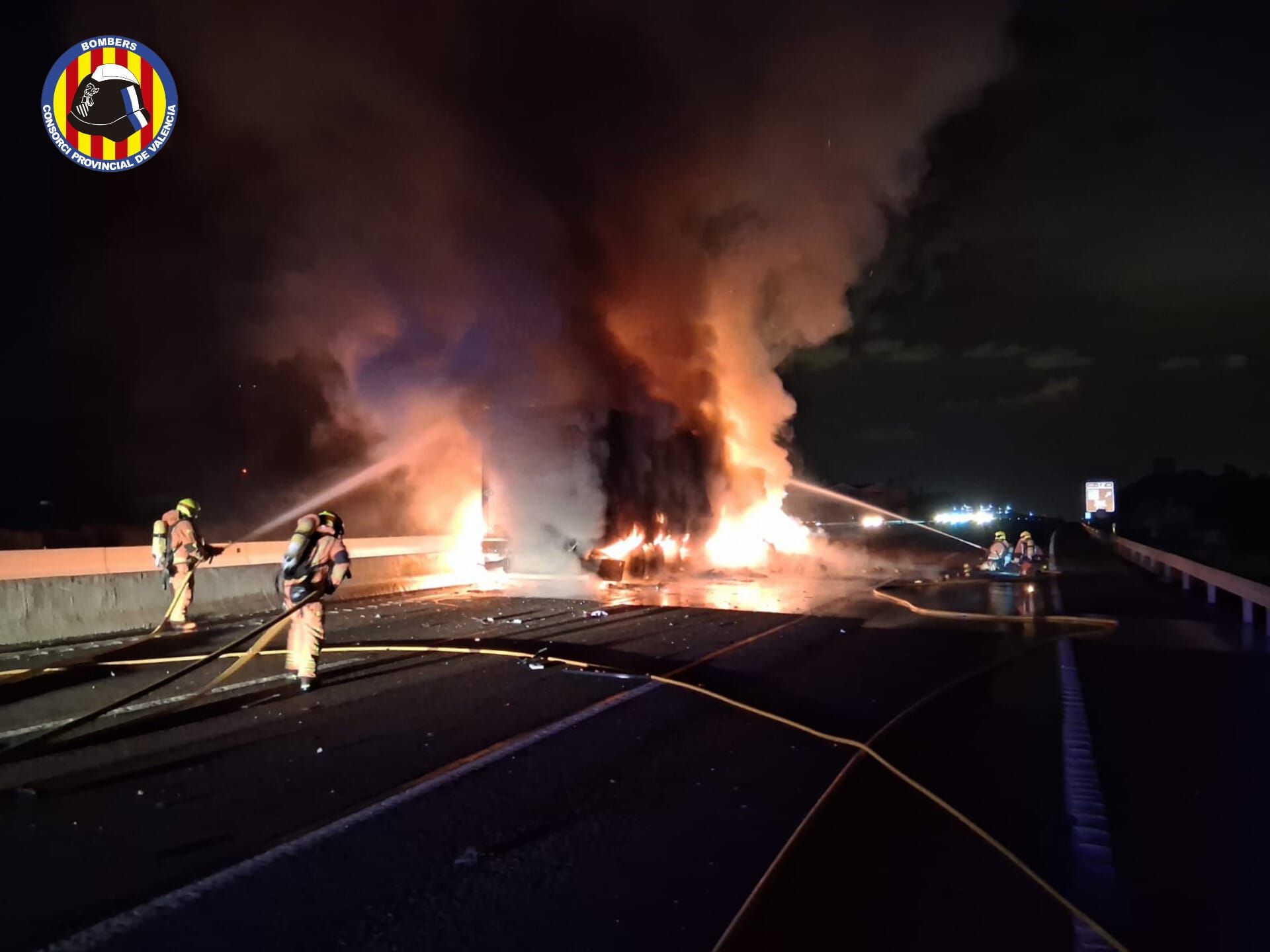 FOTOS | Accidente en la A-7 en Sagunto entre tres camiones, uno de ellos de bomberos