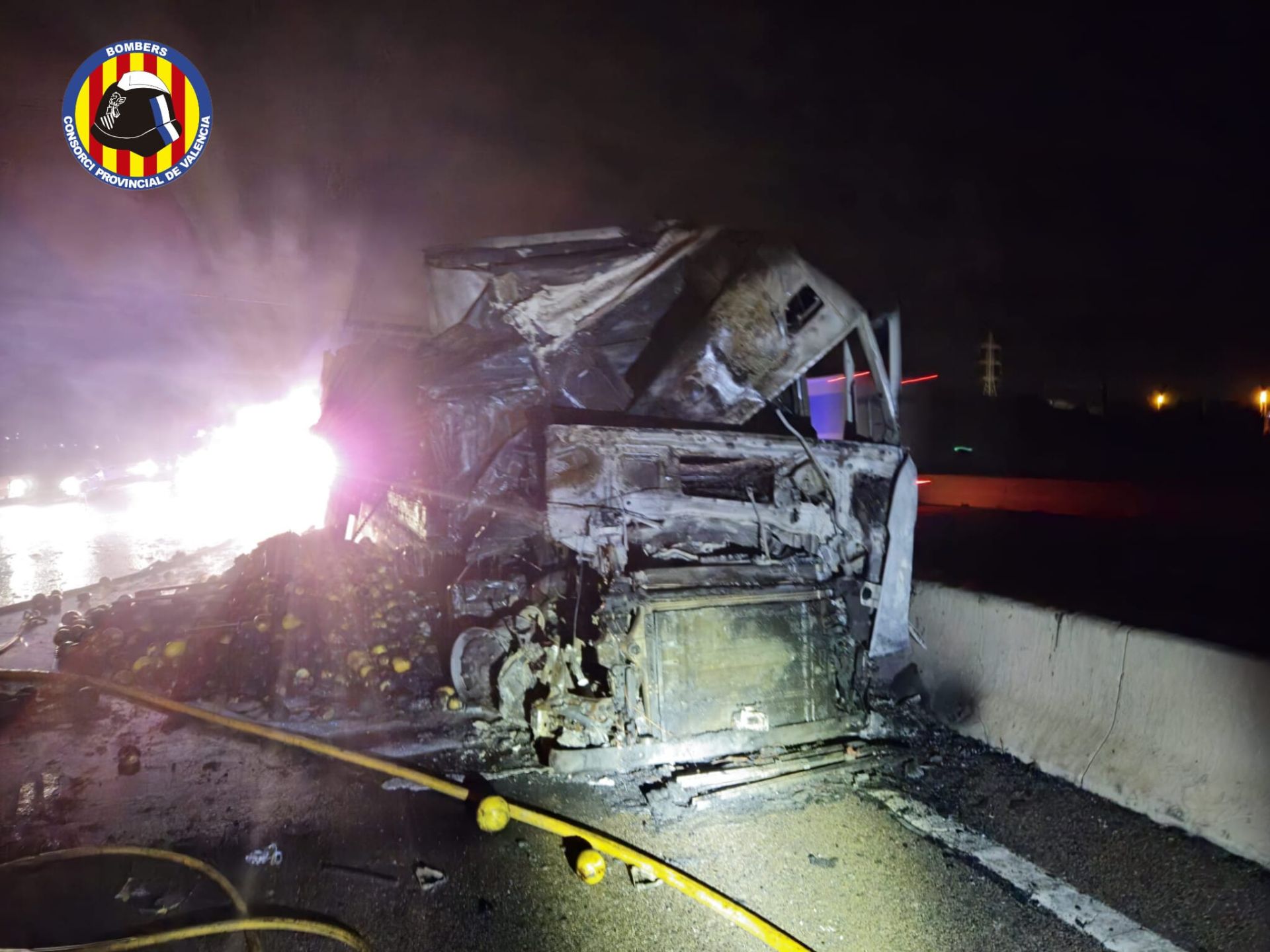 FOTOS | Accidente en la A-7 en Sagunto entre tres camiones, uno de ellos de bomberos
