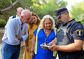 María José San Segundo comprobando el funcionamiento de los drones