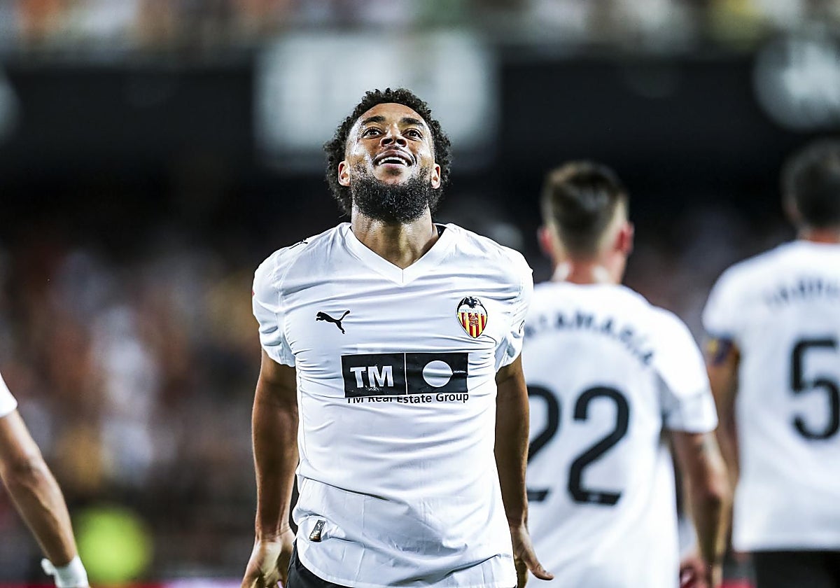 Danjuma celebra el gol.