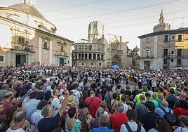 Una vista de los concentrados en la plaza de la Virgen.